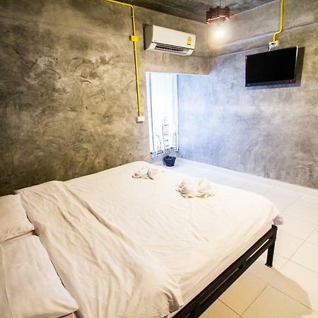The Sky Loft Hotel Патхумтхани Экстерьер фото