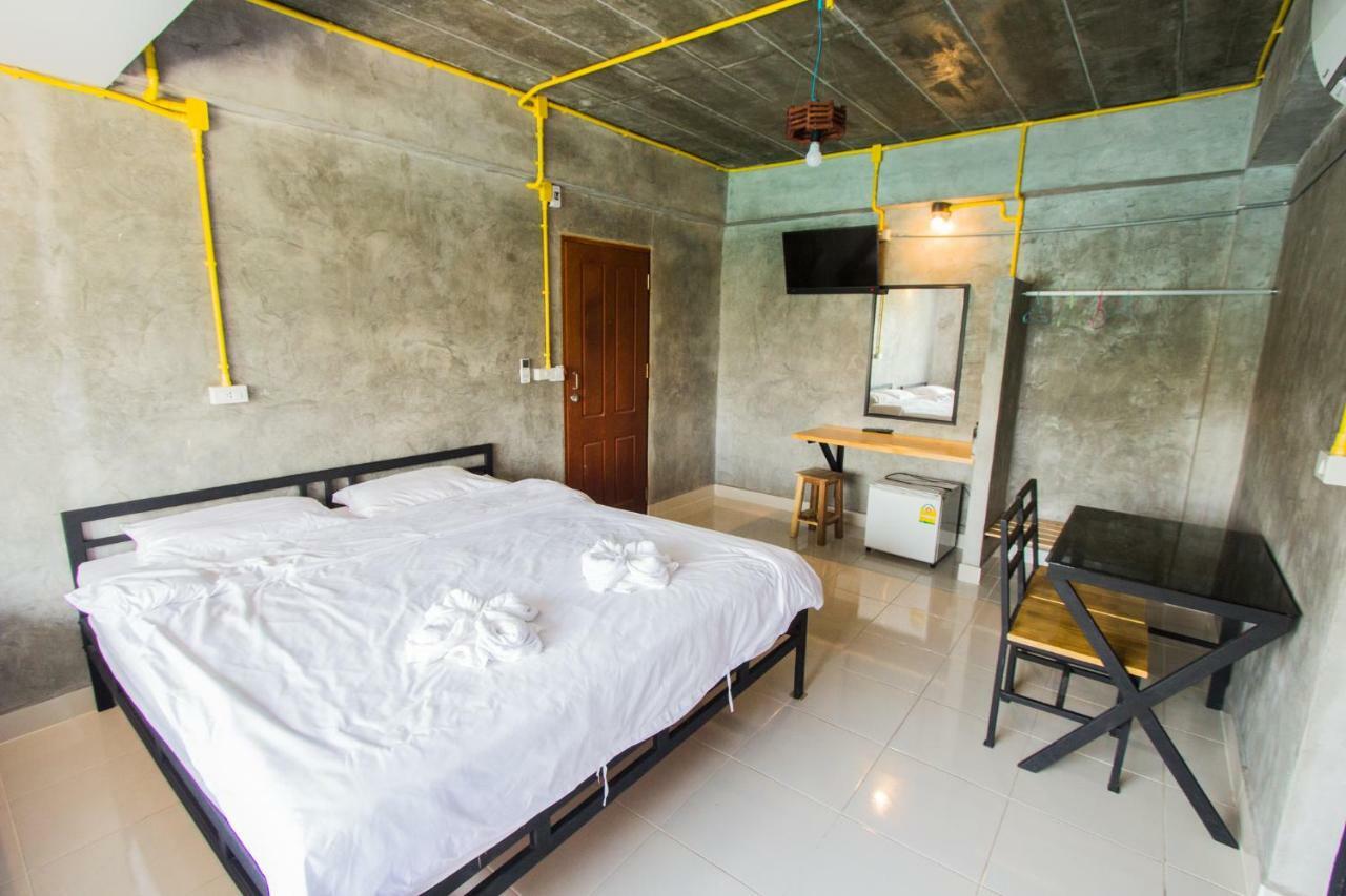 The Sky Loft Hotel Патхумтхани Экстерьер фото