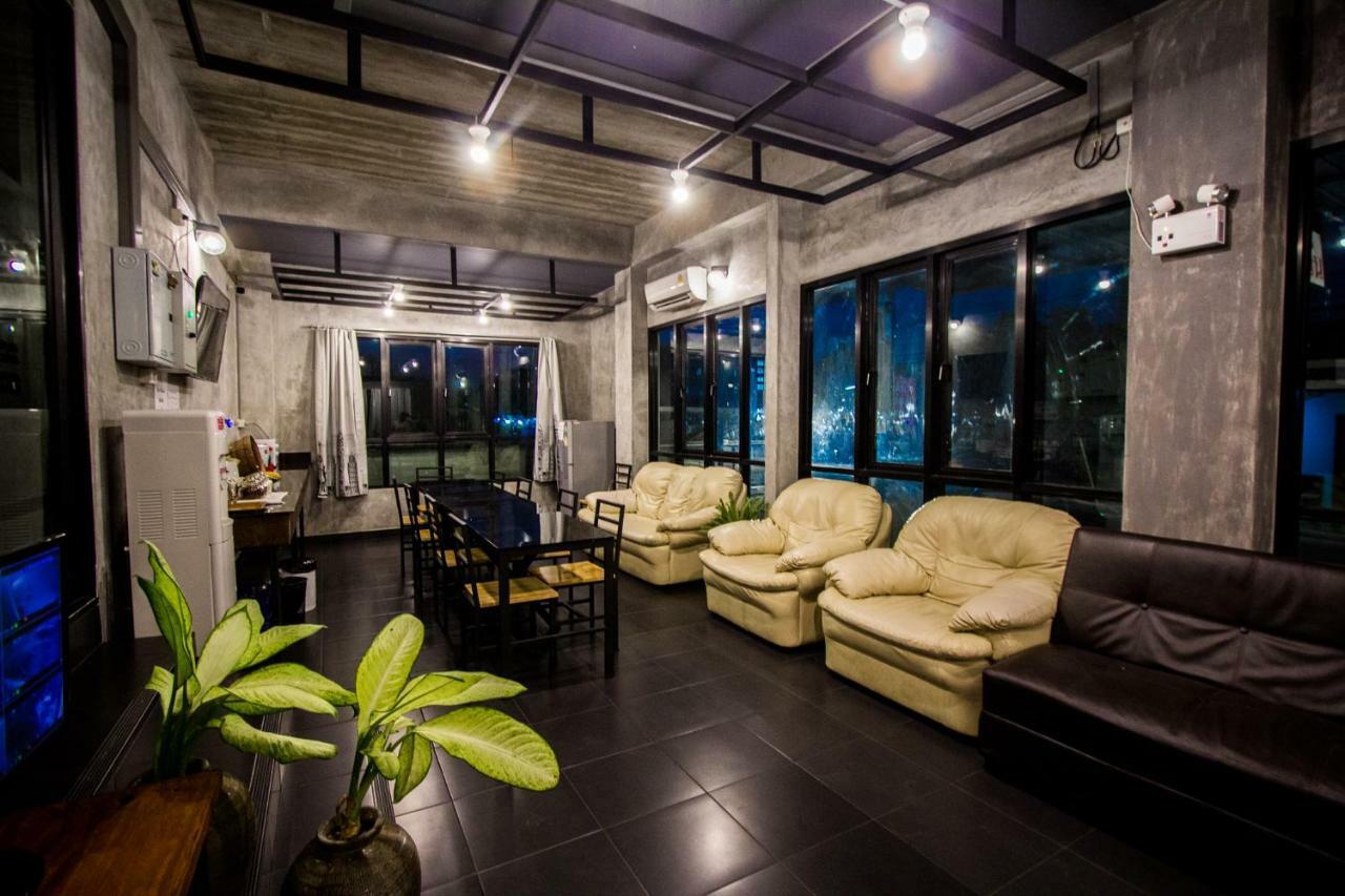 The Sky Loft Hotel Патхумтхани Экстерьер фото