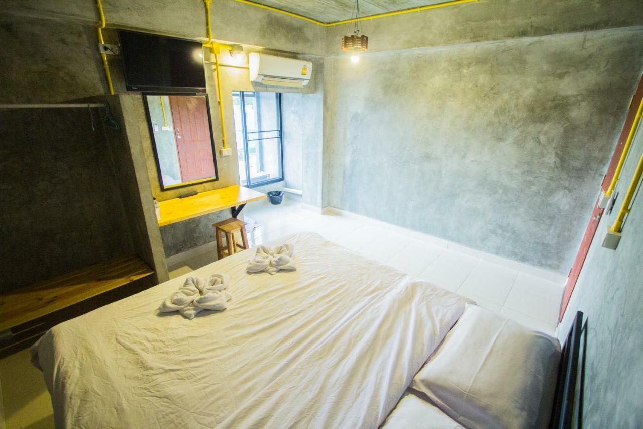The Sky Loft Hotel Патхумтхани Экстерьер фото