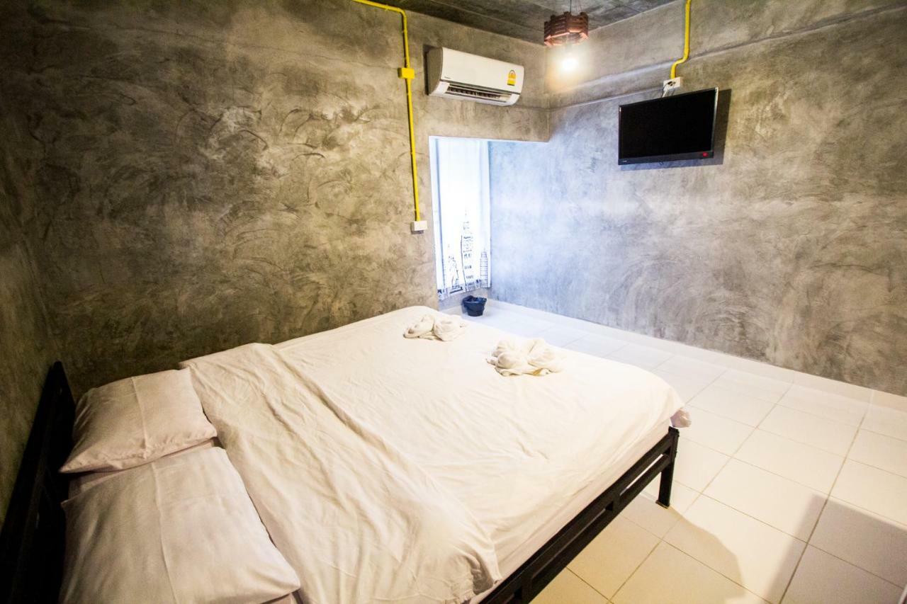 The Sky Loft Hotel Патхумтхани Экстерьер фото