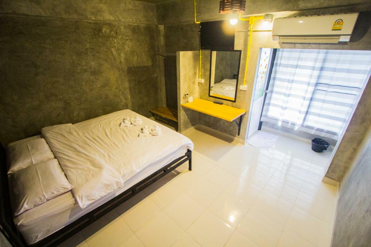 The Sky Loft Hotel Патхумтхани Экстерьер фото
