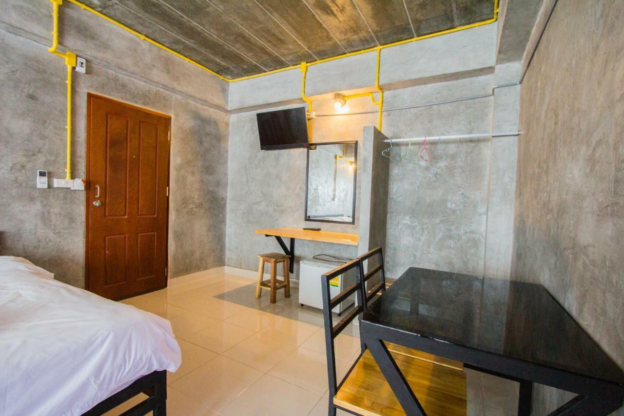The Sky Loft Hotel Патхумтхани Экстерьер фото