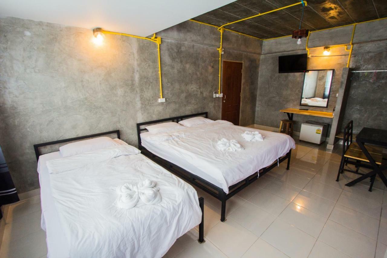 The Sky Loft Hotel Патхумтхани Экстерьер фото