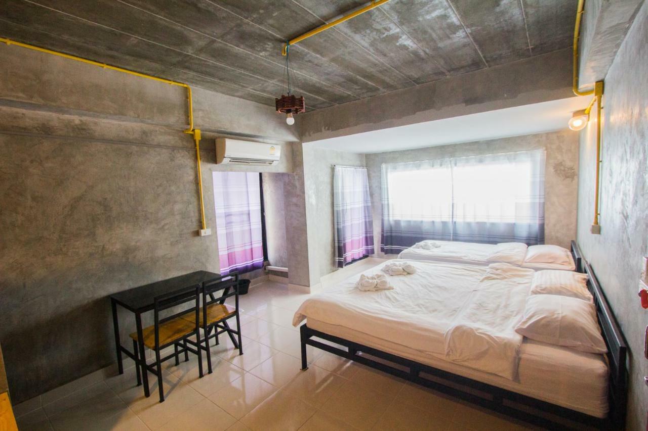 The Sky Loft Hotel Патхумтхани Экстерьер фото
