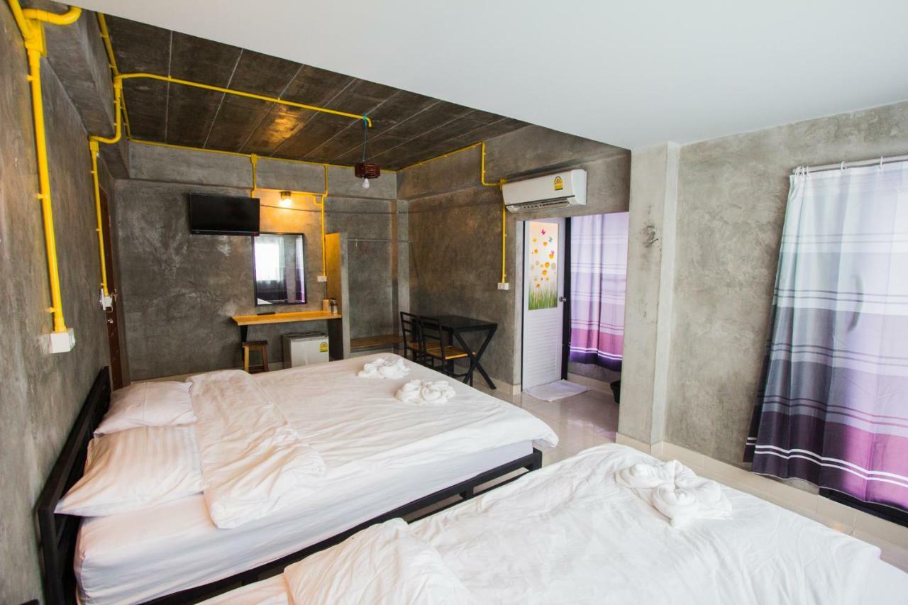 The Sky Loft Hotel Патхумтхани Экстерьер фото