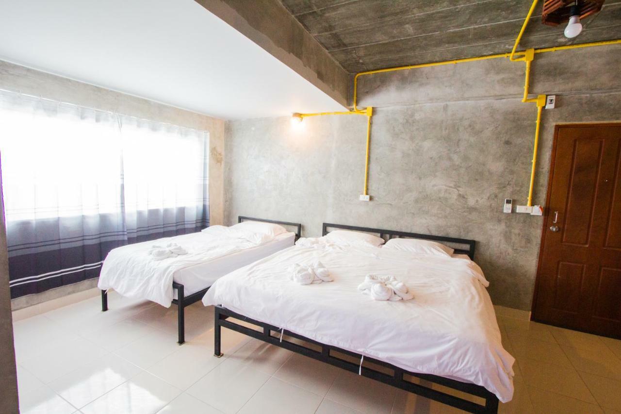 The Sky Loft Hotel Патхумтхани Экстерьер фото